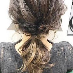 初級編 ミディアムヘアのポニーテール 忙しい朝でも簡単ヘアアレンジ ヘアレシピ 頭美人