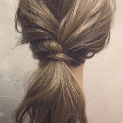 出先でも出来る!一瞬で完成するローポニテアレンジ ヘアアレンジ ロングヘア