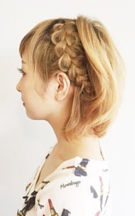 ショートヘアでもしっかりアレンジしたい！顔周りスッキリの三つ編みアレンジ☆左