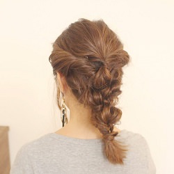 ピアスが映える☆横顔スッキリ後ろはモコモコの編みおろしアレンジ♡ ヘアアレンジ ミディアムヘア