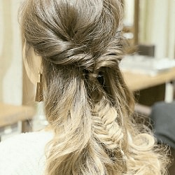 フィッシュボーンをもっと可愛く♡凝った感じに見える外国人風ハーフアップアレンジ ヘアアレンジ ロングヘア