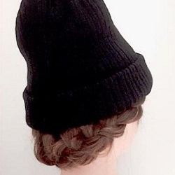 ちょい見せの編み込みが可愛い♡ニット帽をもっとオシャレにするアレンジ ヘアアレンジ ミディアムヘア