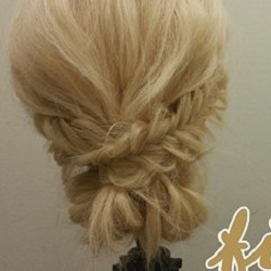 流れるようなフィッシュボーンで目を引くこと間違いなし!アシンメトリーなまとめ髪アレンジ ヘアアレンジ ロングヘア