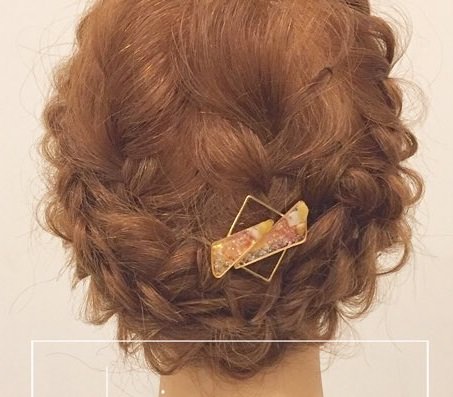 キメ過ぎないフェミニンヘアー☆アクセサリーが映えるまとめ髪アレンジ完成