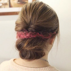 ポイントカラーがポイント!周りの人と差がつくシニヨンアレンジ♪ ヘアアレンジ ロングヘア