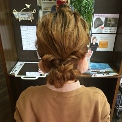 モコモコ感が可愛い♡三つ編みとくるりんぱで作る簡単まとめ髪アレンジ ヘアアレンジ ロングヘア