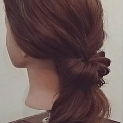 くるりんぱで華やかさをプラス☆アクセントのきいたローポニテアレンジ ヘアアレンジ ロングヘア