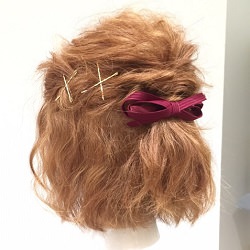 ボブヘアの方は必見!相性抜群のゴールドピンとリボンを使ったハーフアップアレンジ ヘアアレンジ ショートヘア