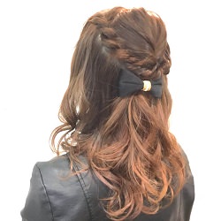 印象が抜群にいいお嬢様ヘアー☆アクセも映えるねじりハーフアップアレンジ ヘアアレンジ ロングヘア