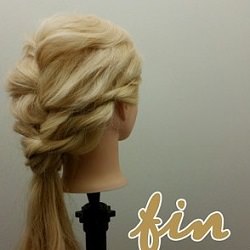 くるりんぱと三つ編みでボリューム感あるお出かけヘア　ヘアアレンジ　ロングヘア