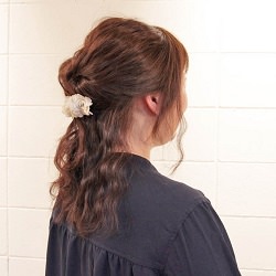 いつもと違う!1ランクUPのくるりんぱハーフアップ ヘアアレンジ ミディアムヘア