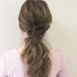 暗めの髪でも可愛く決まる☆低めポニテで作るお花アレンジ ヘアアレンジ ロングヘア