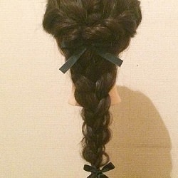 ゆるっと編むことでフェミニンを演出！リボンが可愛いゆる編みダウンヘア　ヘアアレンジ　ロングヘア