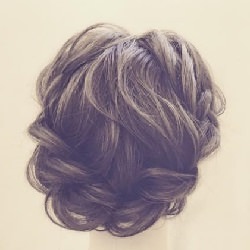 短めの髪でも裏編みでこなれ感あるボリュームに♪ミディアムヘアのまとめ髪 ヘアアレンジ ミディアムヘア