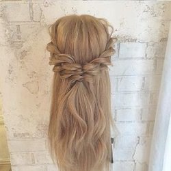 いつものハーフアップにねじりをプラス☆一気に華やかになるお出かけアレンジ ヘアアレンジ ロングヘア