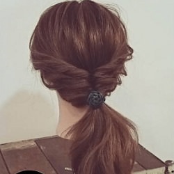 忙しい朝にも大活躍!くるりんぱで大人シンプルポニーテール ヘアアレンジ ロングヘア