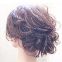 ミディアムヘアでもできる♪しっかりボリュームも出る上品なまとめ髪 ヘアアレンジ ミディアムヘア