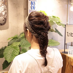 フィッシュボーンにヘアバンドをプラス!こなれ見えアレンジ ヘアアレンジ ミディアムヘア