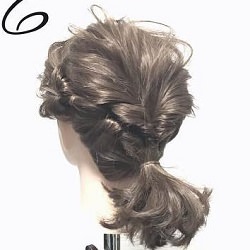髪が短くてもボリュームは出せる!くるりんぱとサイドアレンジの立体感ローポニー♪ ヘアアレンジ ミディアムヘア