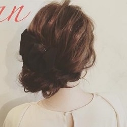 結婚式などの特別なシーンにぴったり♪セルフでも華やかに仕上がるサイドアレンジ ヘアアレンジ ロングヘア
