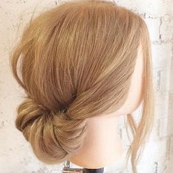 後れ毛が色っぽい♪上品でこなれ感をかもし出すシニヨンヘア ヘアアレンジ ロングヘア