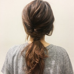 見えない工夫でこなれ感アップ☆大人ウェーブなくるりんぱポニー♪ ヘアアレンジ ロングヘア