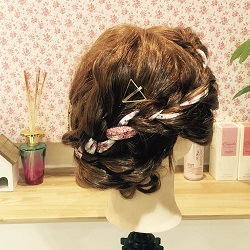 スカーフを使った華やかアレンジ!編み込みアップスタイル ヘアアレンジ ミディアムヘア