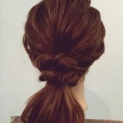 ねじって華やかさup♡ひと手間加えるだけの簡単ローポニーアレンジ ヘアアレンジ ロングヘア