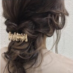 おくれ毛とラフなポニテで魅力アップ!髪が多い人にオススメのポニーテール ヘアアレンジ ロングヘア