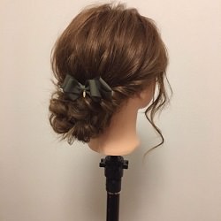 どんな服装にもピッタリ!女性らしさ満載のゆるっとシニヨン ヘアアレンジ ロングヘア