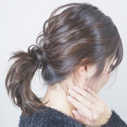 定番のポニーテールにちょい足しアレンジ☆簡単な大人っぽこなれポニー♪ ヘアアレンジ ミディアムヘア