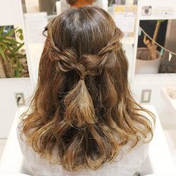 ヘアアクセ風の編み目が可愛い♡忙しい朝にもオススメの時短ハーフアップ ヘアアレンジ ロングヘア