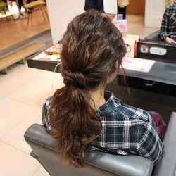 海外を中心に大人気!ラフなノットヘアポニーテール ヘアアレンジ ロングヘア