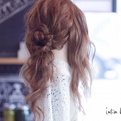 お花のシルエットが可愛い♡こなれ感のある個性的なシニヨンヘア☆ ヘアアレンジ ミディアムヘア