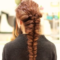 波ウェーブと連続くるりんぱで個性的なダウンヘアの出来上がり♪ ヘアアレンジ ロングヘア