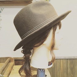 ハットで一気におしゃれさん☆寝ぐせも隠せる編み込みダウンヘア ヘアアレンジ ミディアムヘア