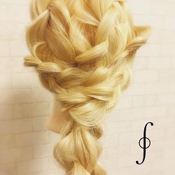 三つ編みだけで出来ちゃう☆ふんわりボリュームの編み下ろしアレンジ ヘアアレンジ ロングヘア