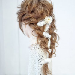 リボン三つ編みでつくる、ガーリーなヘアスタイル　ヘアアレンジ　ロングヘア