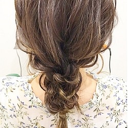 可愛さをアピールしたいときにはこれ♪ルーズさがポイントな三つ編みダウンスタイル ヘアアレンジ ミディアムヘア