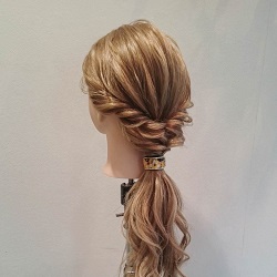 ふわっと揺れる!大人カワイイローポニーテール ヘアアレンジ ロングヘア