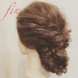 コーディネートに上品さをプラスしてくれる♪くるりんぱ×三つ編みでつくるまとめ髪アレンジ ヘアアレンジ ロングヘア