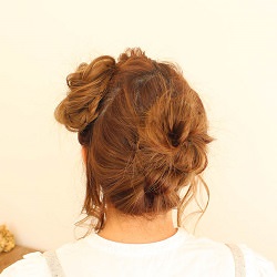 アシメトリーで個性的に☆ほぐれ感がかわいいゆるふわシニヨン ヘアアレンジ ミディアムヘア