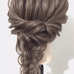 後ろ姿も可愛く☆ちょっぴり個性的なダウンスタイル ヘアアレンジ ロングヘア