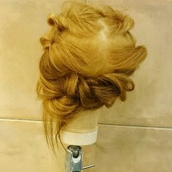 くるりんぱと三つ編みで作る!個性派アップスタイル ヘアアレンジ ミディアムヘア