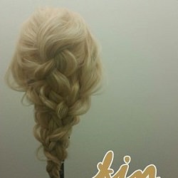 ルーズさがかわいい♡髪のボリュームが多い人にオススメの三つ編みアレンジ☆ ヘアアレンジ ロングヘア