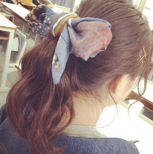 トレンドのスカーフヘアスタイル