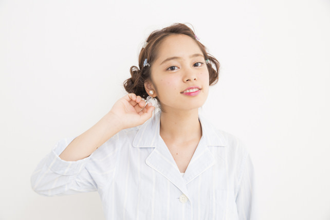 ねじりだけで作るゆるくしゃなツインおだんご ヘアレシピ 頭美人