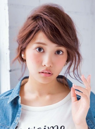 ラフに流した斜め前髪で、アンニュイな雰囲気のまとめヘアアレンジ☆