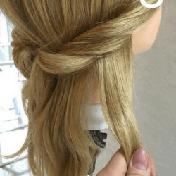 髪をくぐらせるだけ！ヘアアレンジ初心者のためのギブソンタック3