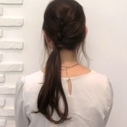 編み込みとくるりんぱで作る☆大人可愛い片寄せヘアアレンジ1